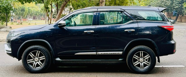 Second-hand 2022 Toyota Fortuner 4X2 AT BSVI for sale in New Delhi-2