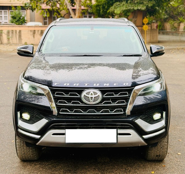 Second-hand 2022 Toyota Fortuner 4X2 AT BSVI for sale in New Delhi-3
