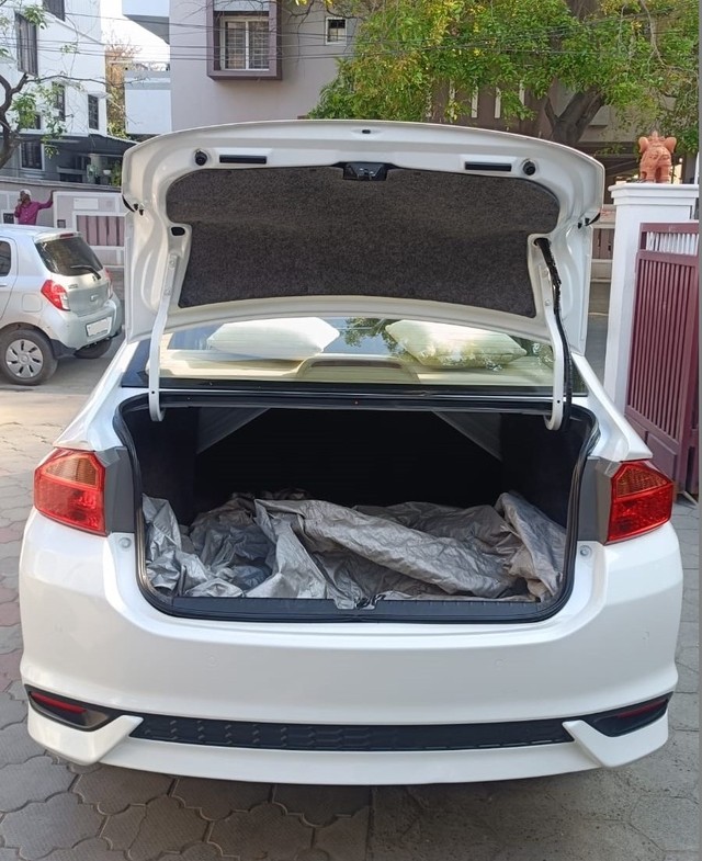 Second-hand 2022 Honda City V MT for sale in Coimbatore-16