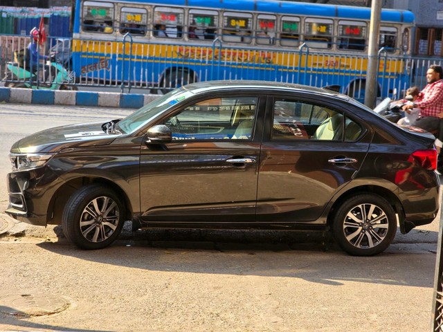 Second-hand 2023 Honda Amaze 2nd Gen VX CVT for sale in Kolkata-2