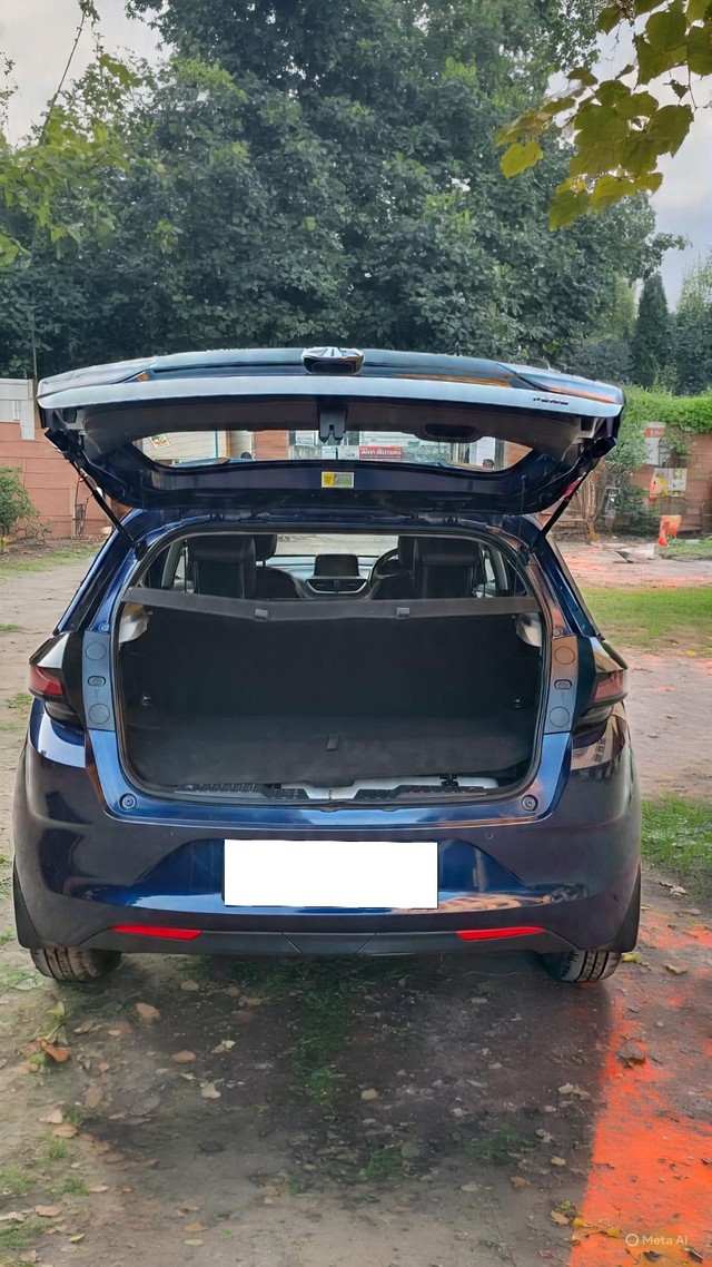 Second-hand 2023 Tata Altroz XZ CNG for sale in New Delhi-2