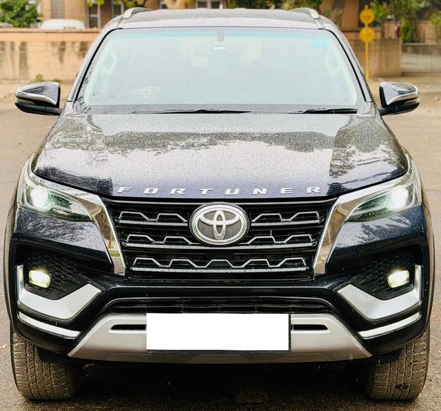 Second-hand 2022 Toyota Fortuner 4X2 AT BSVI for sale in New Delhi-3