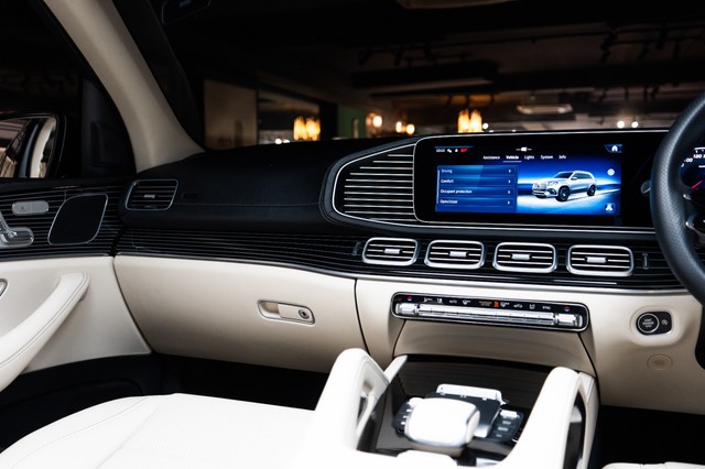 Second-hand 2024 Mercedes-Benz GLS 450 4matic for sale in New Delhi-12