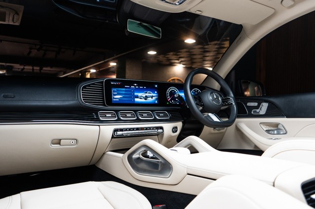 Second-hand 2024 Mercedes-Benz GLS 450 4matic for sale in New Delhi-19