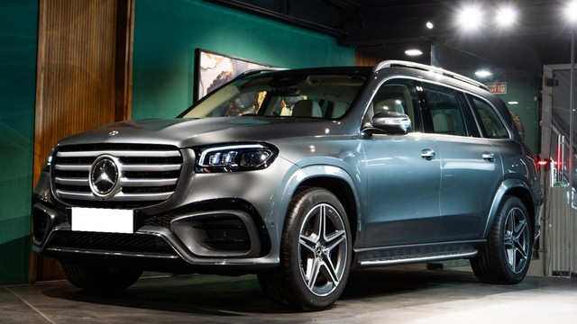 Second-hand 2024 Mercedes-Benz GLS 450 4matic for sale in New Delhi-3