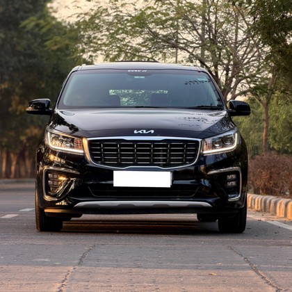 Second-hand 2023 Kia Carnival Limousine Plus for sale in New Delhi