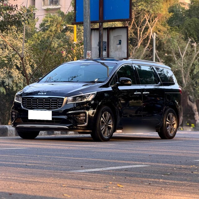 Second-hand 2023 Kia Carnival Limousine Plus for sale in New Delhi-4