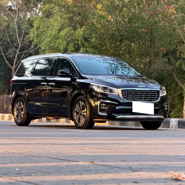Second-hand 2023 Kia Carnival Limousine Plus for sale in New Delhi-5