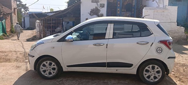 Second-hand 2014 Hyundai Grand i10 CRDi Magna for sale in Narsinghpur-3