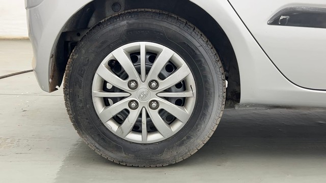 Second-hand 2016 Hyundai i10 Sportz 1.1L for sale in Kolkata-18