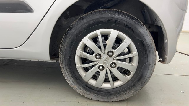 Second-hand 2016 Hyundai i10 Sportz 1.1L for sale in Kolkata-19