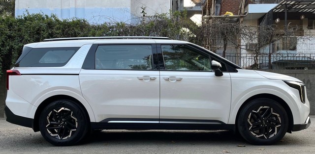 Second-hand 2025 Kia Carnival Limousine Plus for sale in New Delhi-1