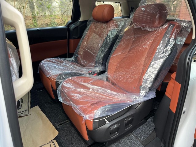 Second-hand 2025 Kia Carnival Limousine Plus for sale in New Delhi-12