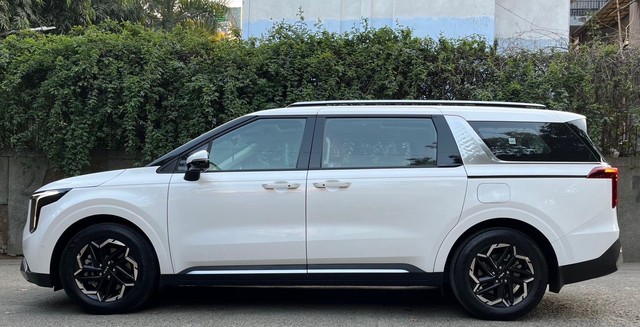 Second-hand 2025 Kia Carnival Limousine Plus for sale in New Delhi-3