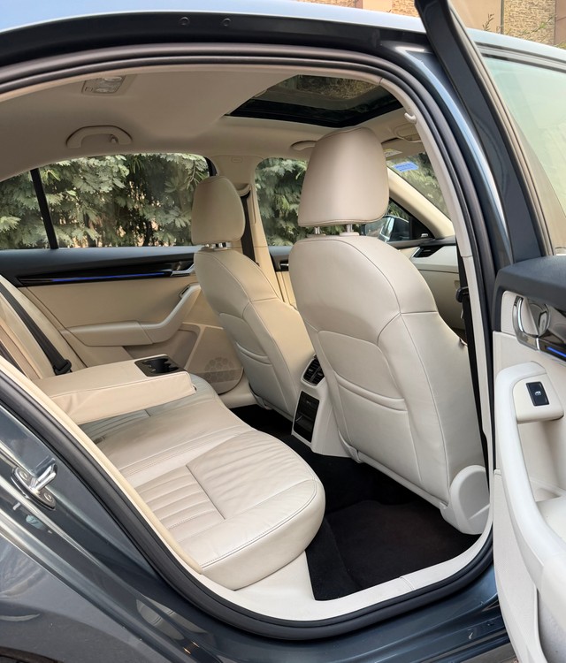 Second-hand 2020 Skoda Octavia 1.8 TSI AT L K for sale in New Delhi-14