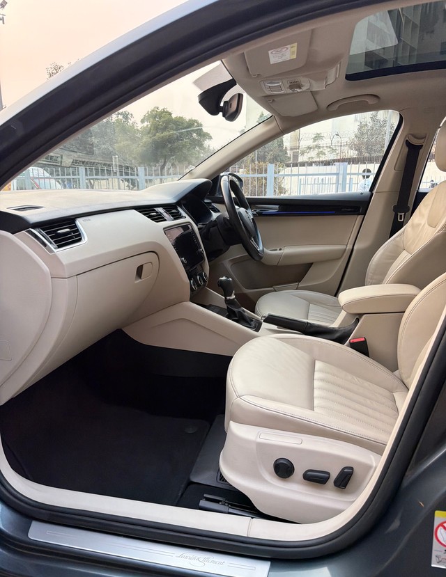 Second-hand 2020 Skoda Octavia 1.8 TSI AT L K for sale in New Delhi-16