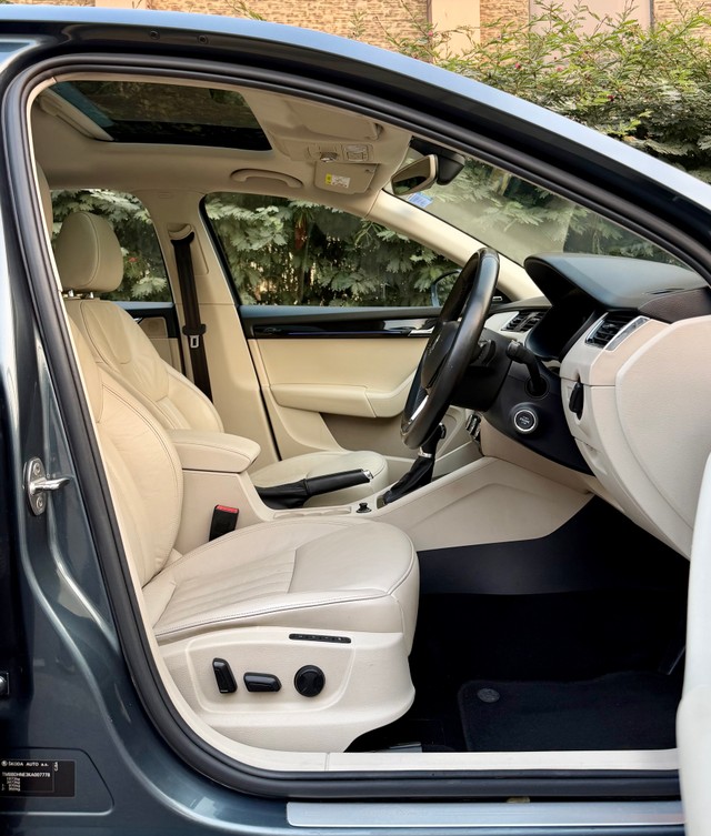 Second-hand 2020 Skoda Octavia 1.8 TSI AT L K for sale in New Delhi-15