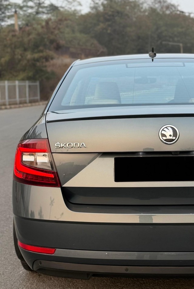 Second-hand 2020 Skoda Octavia 1.8 TSI AT L K for sale in New Delhi-3