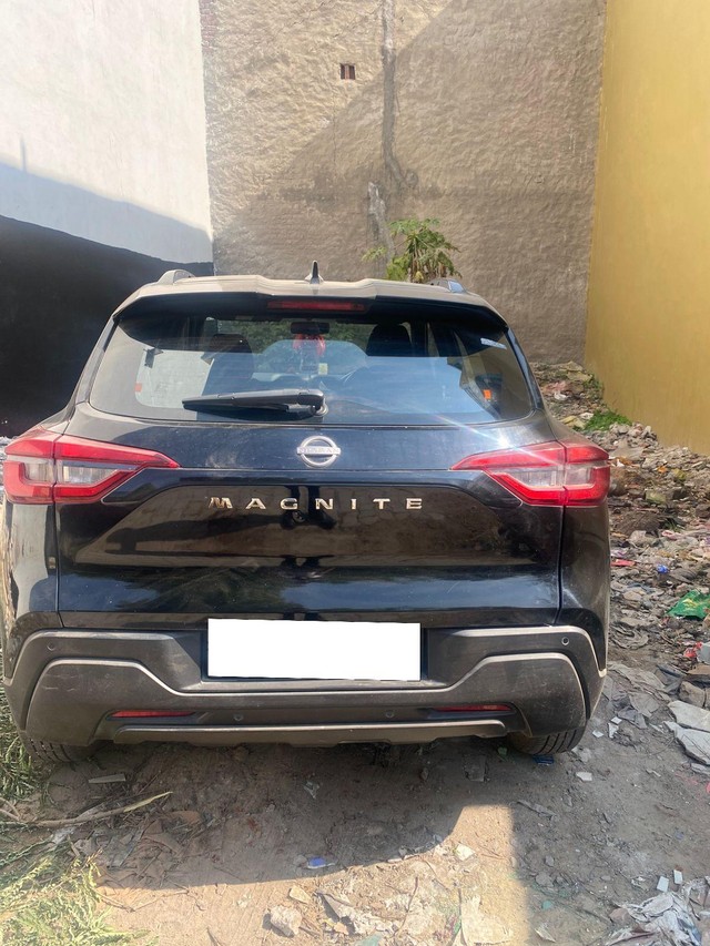 Second-hand 2024 Nissan Magnite Kuro MT for sale in Agra-1