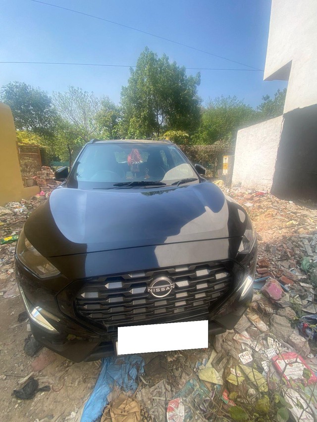 Second-hand 2024 Nissan Magnite Kuro MT for sale in Agra-2