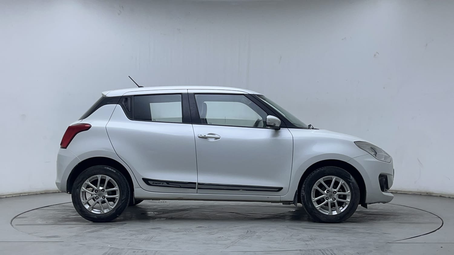 Buy Used Maruti Swift ZXI AMT of 2019 model @ 5,83,000 INR in