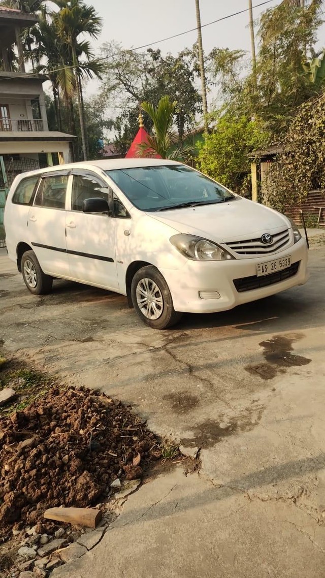 Second-hand 2011 Toyota Innova 2.5 GX 7 STR for sale in Barpeta-1