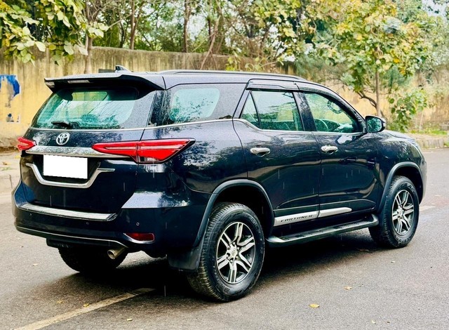 Second-hand 2022 Toyota Fortuner 4X2 AT BSVI for sale in New Delhi-9