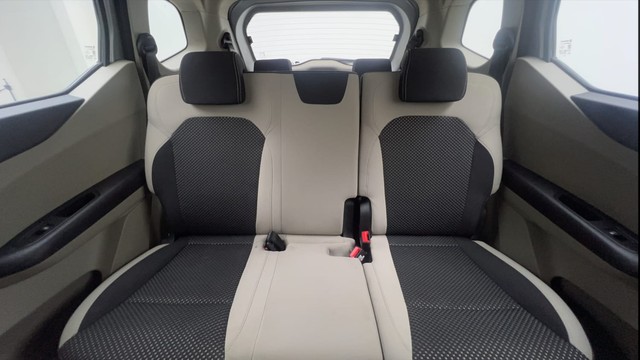 Second-hand 2022 Renault Triber RXZ for sale in Ghaziabad-36