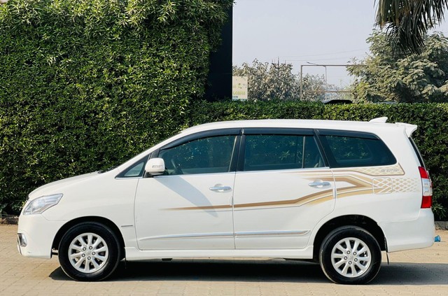 Second-hand 2014 Toyota Innova 2.5 VX (Diesel) 7 Seater BS IV for sale in Surat-3