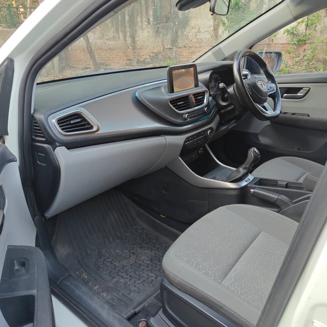 Second-hand 2023 Tata Altroz XZ Diesel BSVI for sale in New Delhi-8