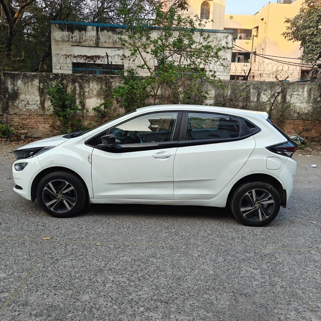 Second-hand 2023 Tata Altroz XZ Diesel BSVI for sale in New Delhi-4
