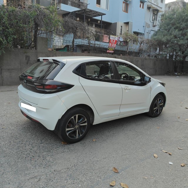 Second-hand 2023 Tata Altroz XZ Diesel BSVI for sale in New Delhi-2