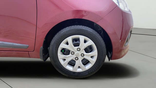 Second-hand 2015 Hyundai Grand i10 Sportz for sale in Ahmedabad-23