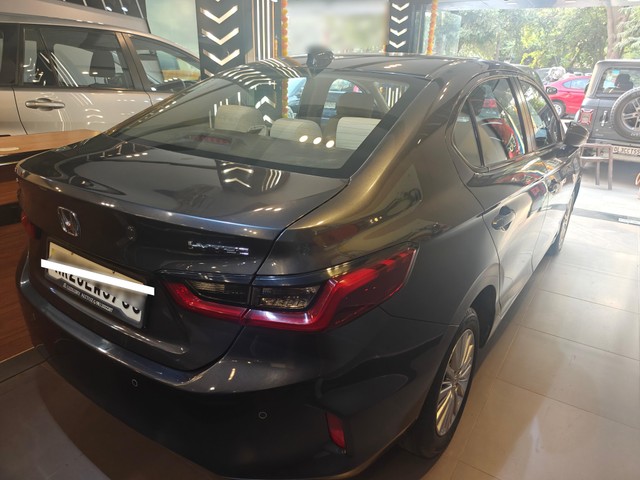 Second-hand 2022 Honda City V CVT for sale in New Delhi-4