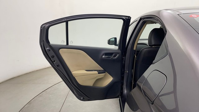 Second-hand 2021 Honda City 1.5 V MT Exclusive for sale in Chennai-39