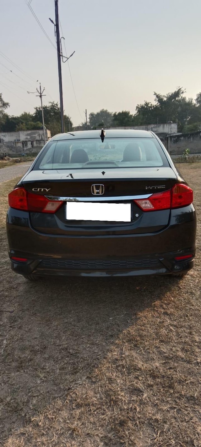 Second-hand 2022 Honda City V MT for sale in Agra-2