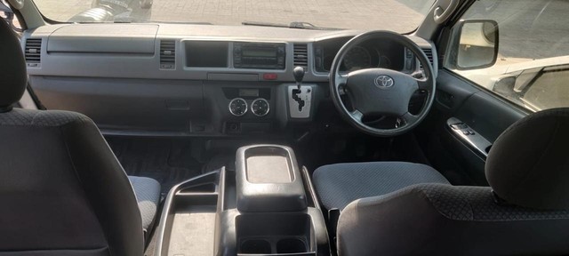 Second-hand 2013 Toyota HiAce Commuter Van for sale in Mumbai-3
