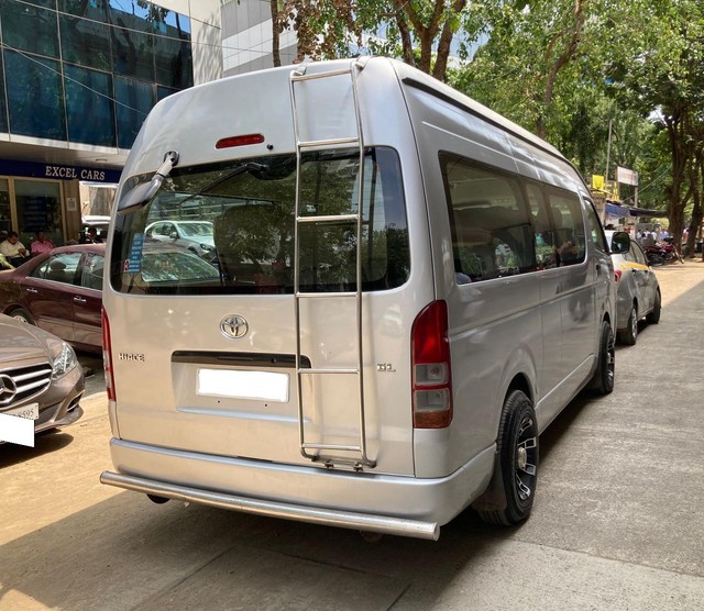 Second-hand 2013 Toyota HiAce Commuter Van for sale in Mumbai-6