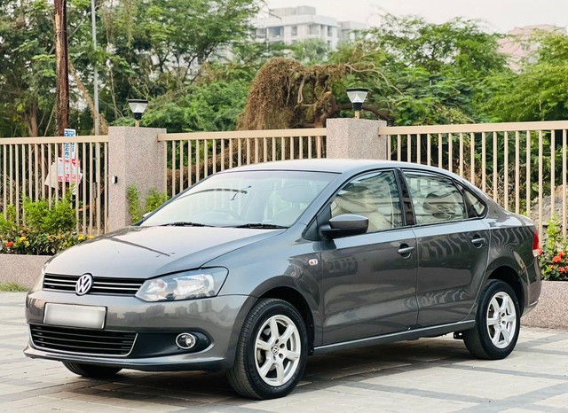 Second-hand 2013 Volkswagen Vento Petrol Highline for sale in Surat-3
