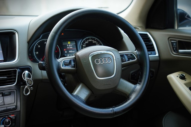 Second-hand 2013 Audi Q3 35 TDI Quattro Premium Plus for sale in Kolkata-10