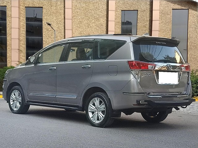 Second-hand 2018 Toyota Innova Crysta 2.8 ZX AT BSIV for sale in New Delhi-3