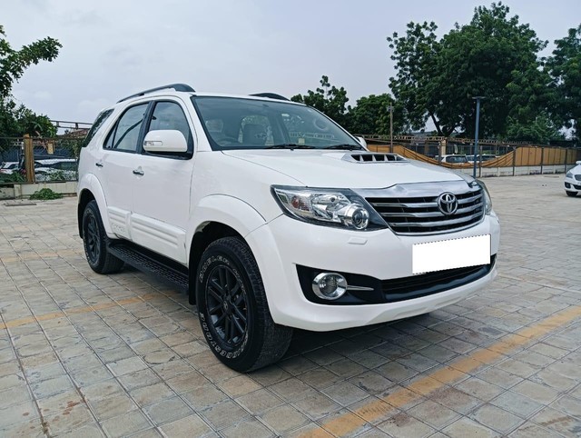 Second-hand 2015 Toyota Fortuner 4x2 Manual for sale in Ahmedabad-16