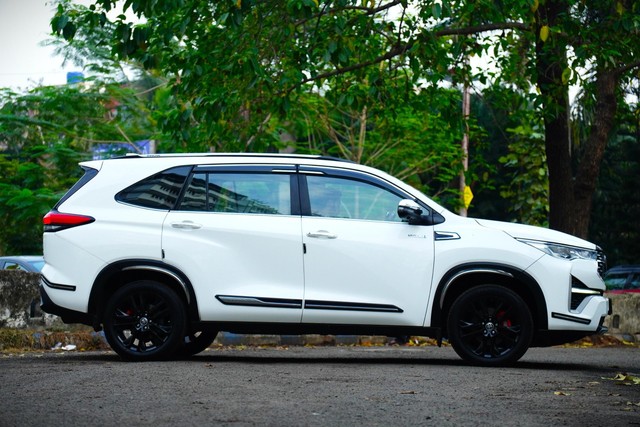Toyota Innova Hycross ZX Hybrid Second-hand 2023 Toyota Innova Hycross ZX Hybrid for sale in Kolkata-1