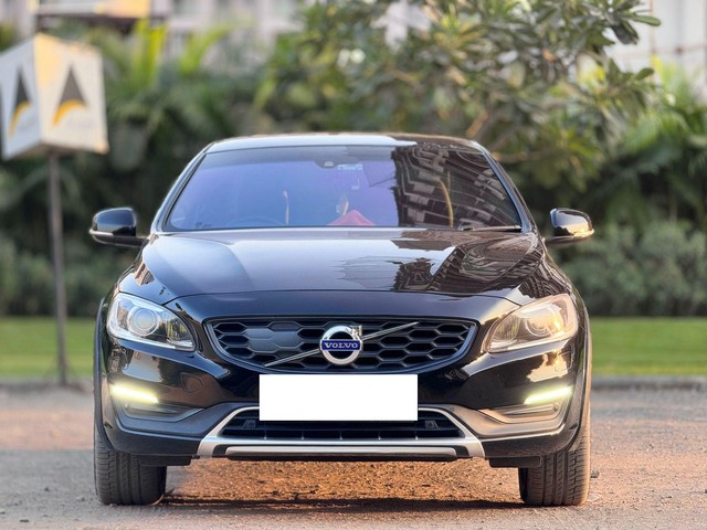 Second-hand 2017 Volvo S60 Cross Country D4 AWD BSIV for sale in Surat-4