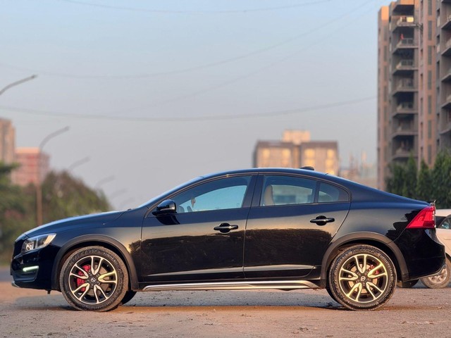 Second-hand 2017 Volvo S60 Cross Country D4 AWD BSIV for sale in Surat-5