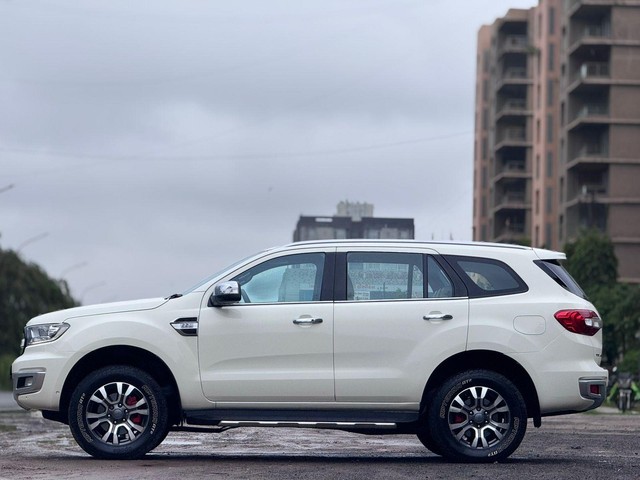 Second-hand 2019 Ford Endeavour Titanium Plus 4X2 for sale in Surat-3