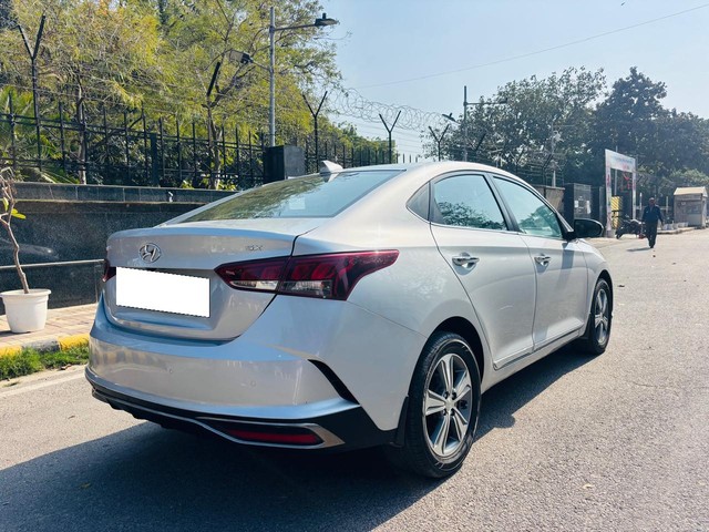 Second-hand 2017 Hyundai Verna CRDi 1.6 SX Option for sale in New Delhi-6