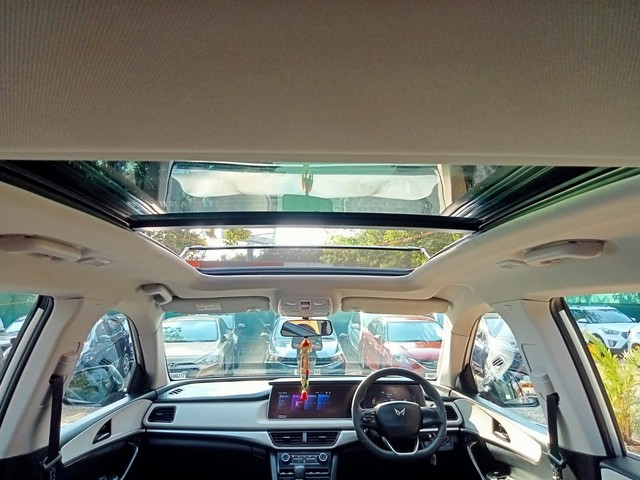 Second-hand 2022 Mahindra XUV700 AX5 AT BSVI for sale in Thane-11