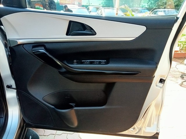 Second-hand 2022 Mahindra XUV700 AX5 AT BSVI for sale in Thane-5