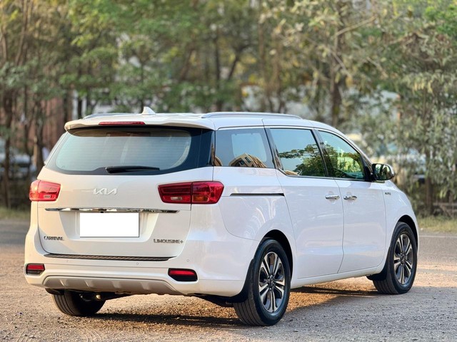 Second-hand 2023 Kia Carnival Limousine Plus for sale in Surat-8